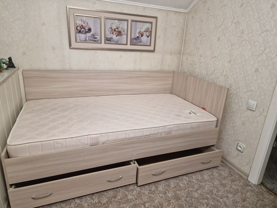 Кровать с матрасом