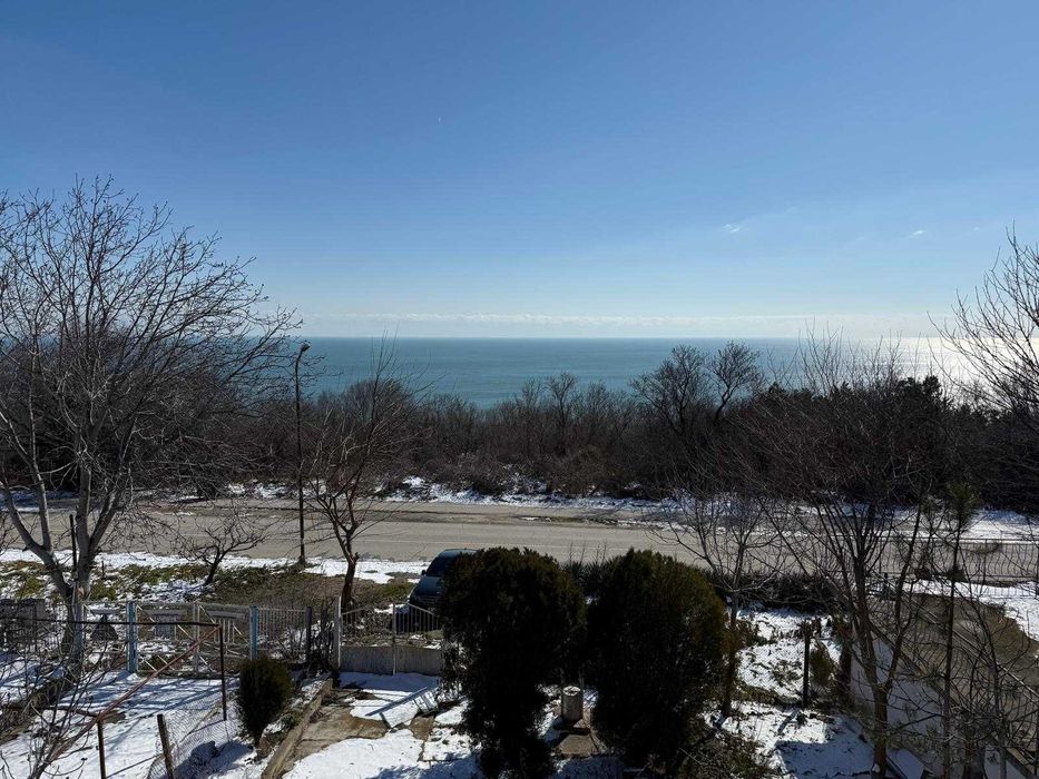 Вилна сграда и магазин за строителни материали