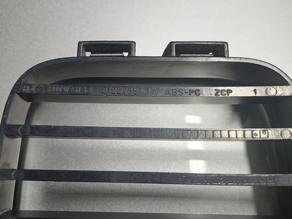 Продам решетку радиатора правая BMW 3 E36