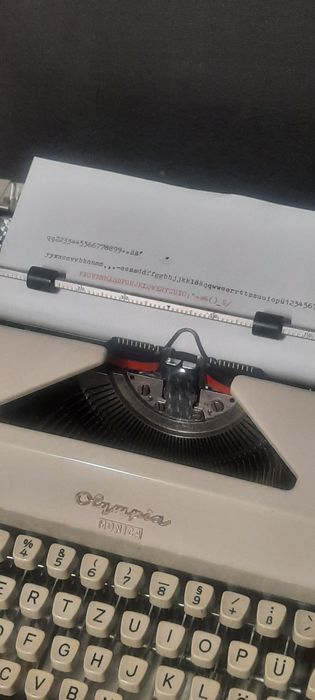 Mașină de scris Olympia Monica