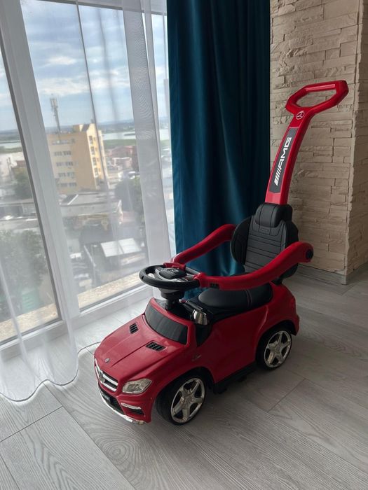 Masinuță/Vehicul fără pedale Mercedes-AMG roșie – cu lumini, sunete și mâner de împins