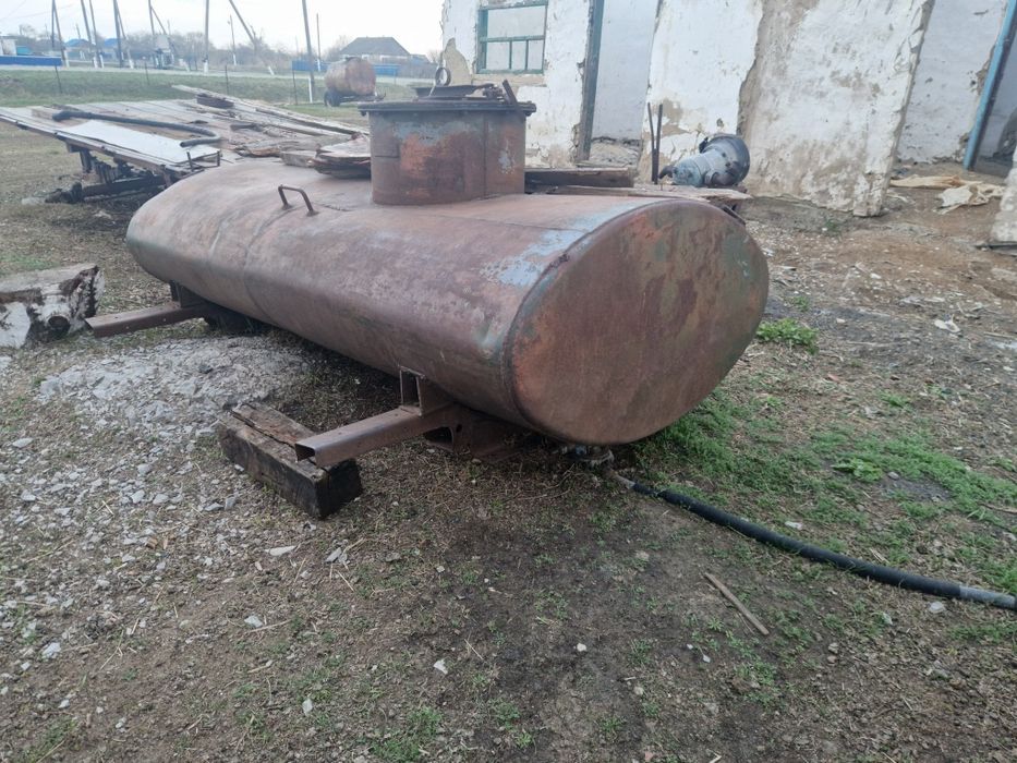 Бочка, цистерна 2 куб в отличном состоянии.