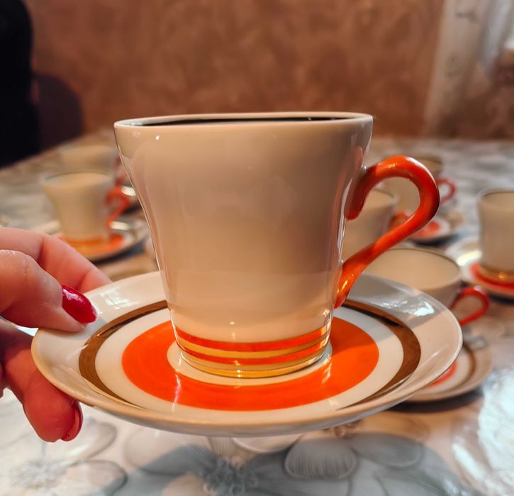 Кофейный чашечки с блюдцами