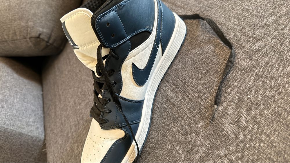 Nike Air Jordan 1 Retro High – Navy/Cream