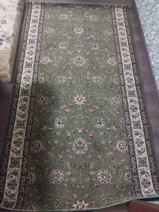 Ковровую дорожку в отличном состоянии