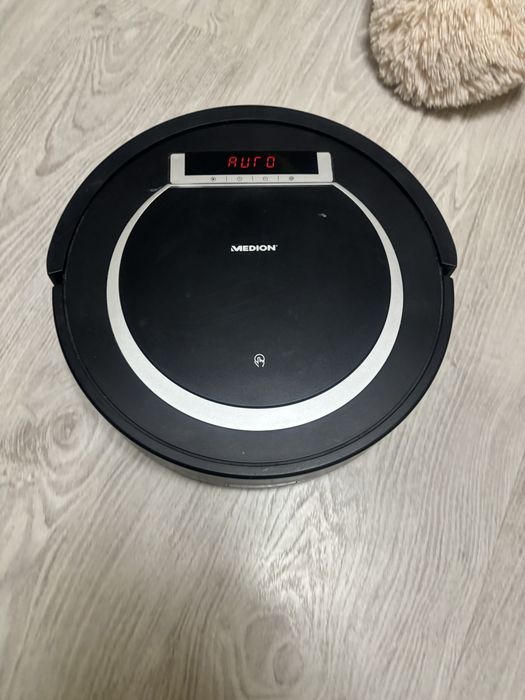 Робот Медион с база за зареждане!