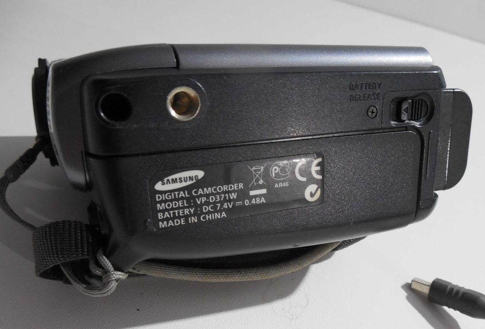 Vand camera digitala MiniDV Samsung VP-D371W cu incarcator si cablu AV