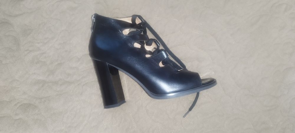 Туфли на каблуке кожаные