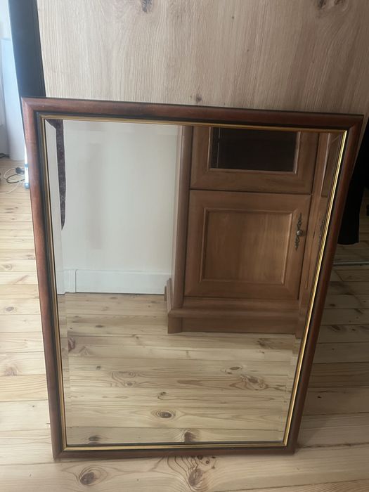 Огледало с дървена рамка