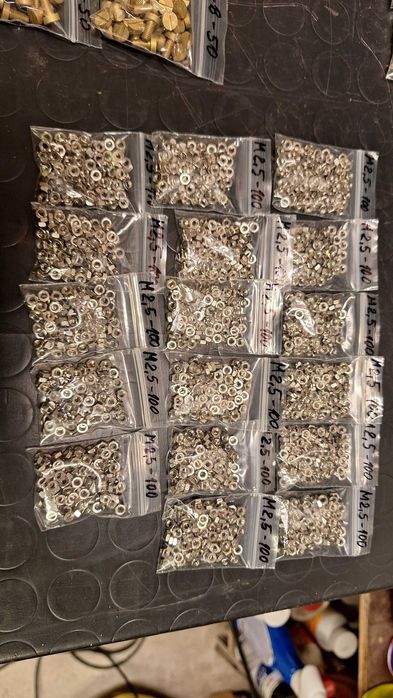 Крепежи, малки размери болтове, гайки, шайби