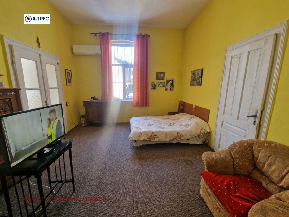 Продава се Многостаен апартамент в Плевен, Идеален център - 210 кв.м за 1191 €/кв.м - Снимка #2