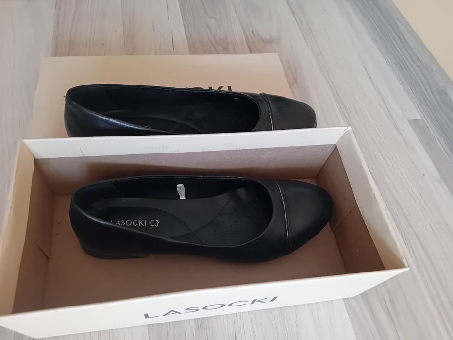 Дамски ниски официални обувки Lasocki 38 номер, запазени