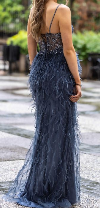 Бутикова бална рокля с естесвени пера