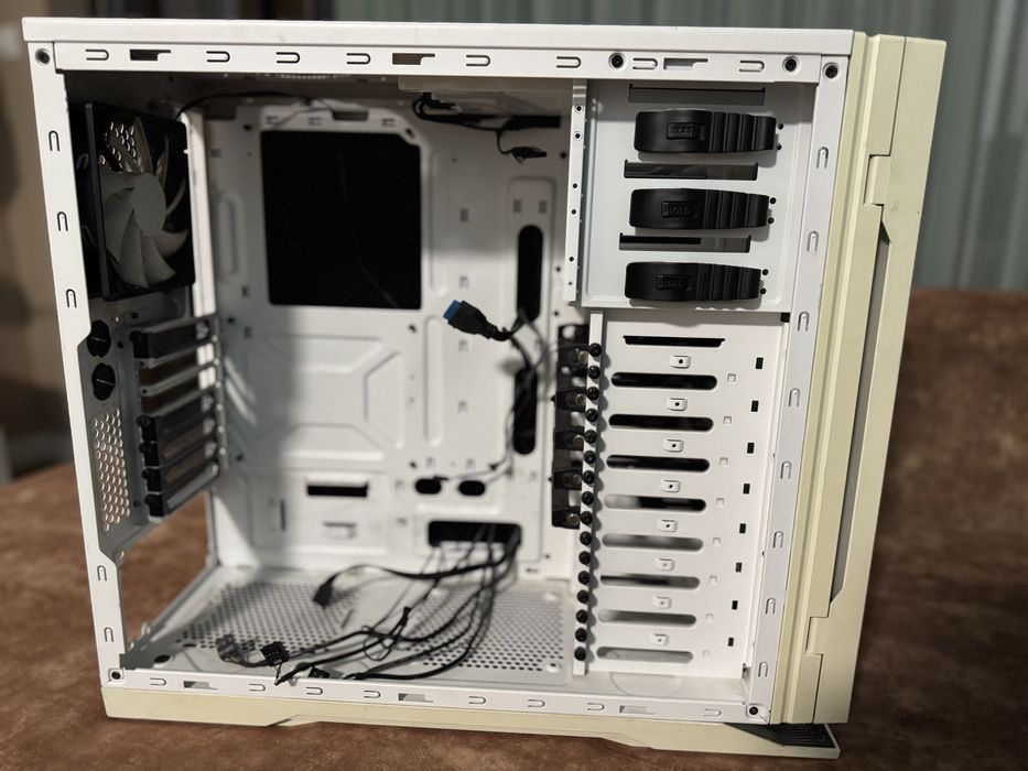 Продавам компютърна кутия NZXT H2 White в добро състояние