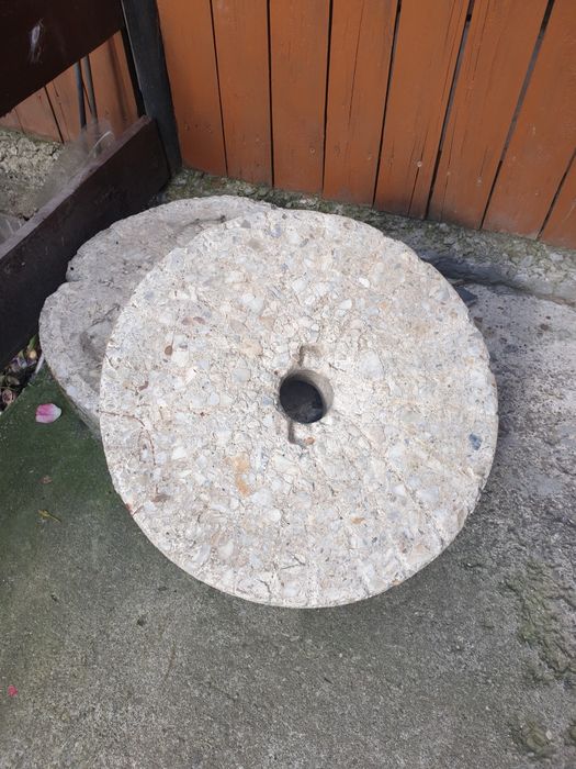 Pietre de moara vechime 100 de ani