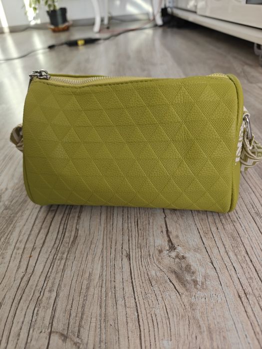 Дамска чанта с регулируема презрамка