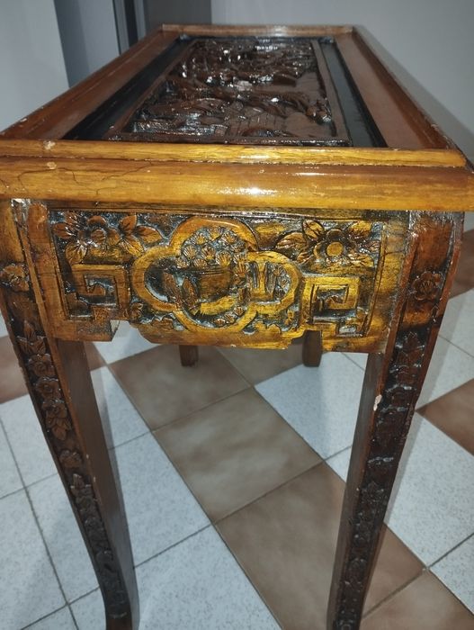 Прекрасна масичка със дърворезба