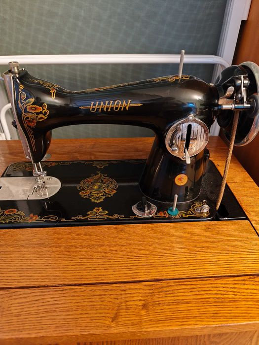 Крачна руска шевна машина.Цената подлежи на коментар.