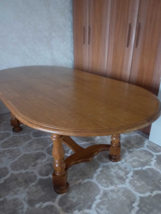 Стол дубовый для гостиной