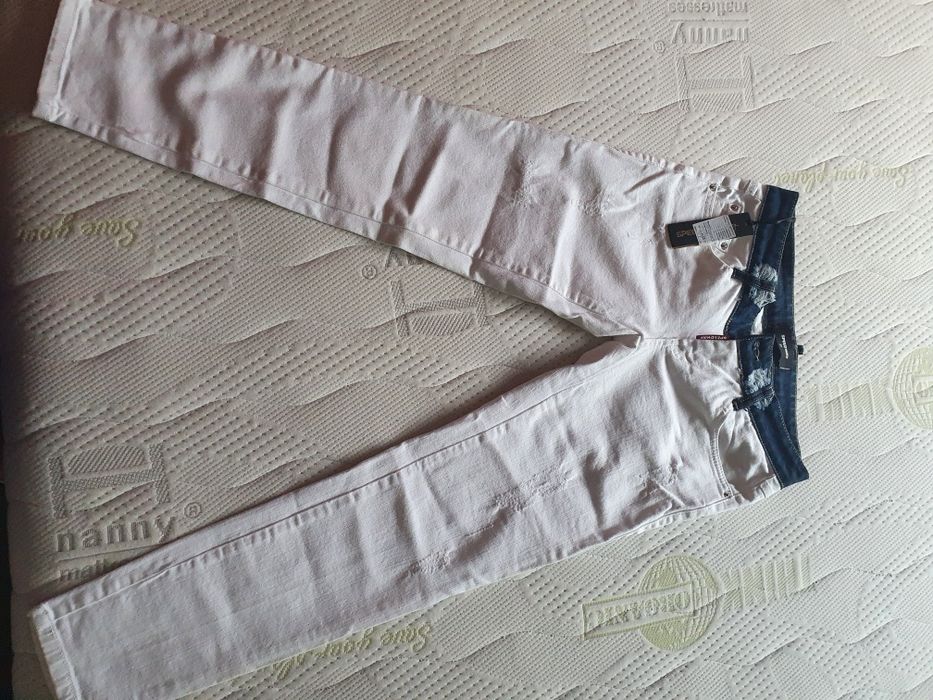 Чисто нови бели дънки с износен ефект, син дънков колан и ниска талия.