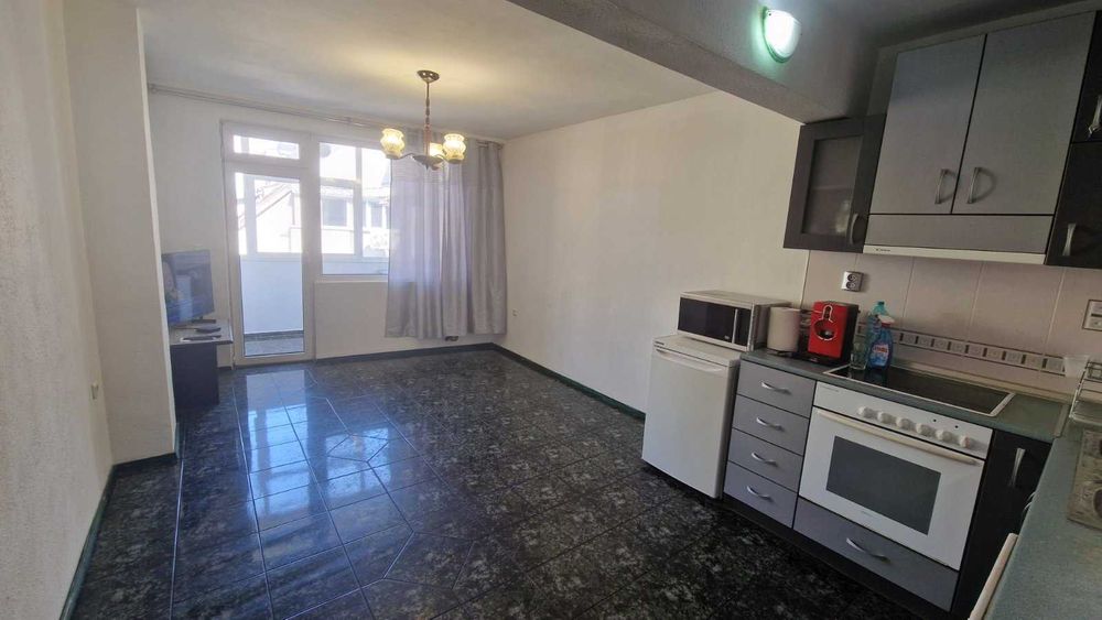 Продава се Тристаен апартамент в Варна, Лятно кино Тракия - 97 кв.м за 1939 €/кв.м - Снимка #1