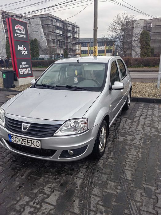 Vând Dacia logan