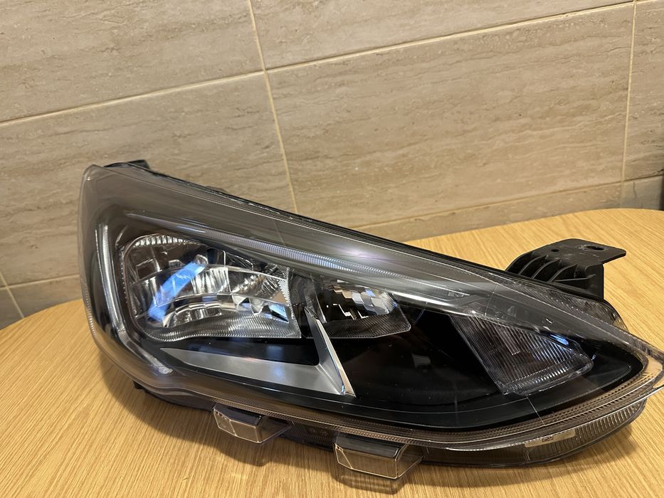 Far dreapta ford focus 4 led lumina de zi si faza scurta