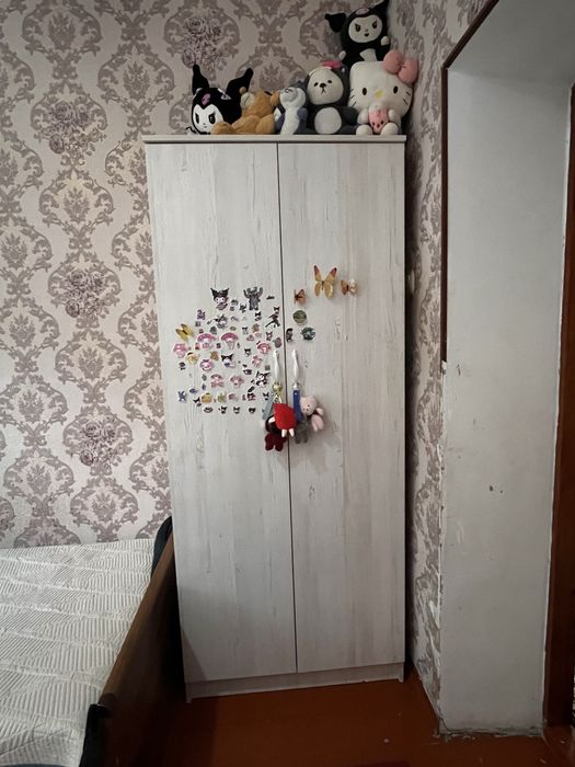 Продам две кровати,шкаф,полку,стол