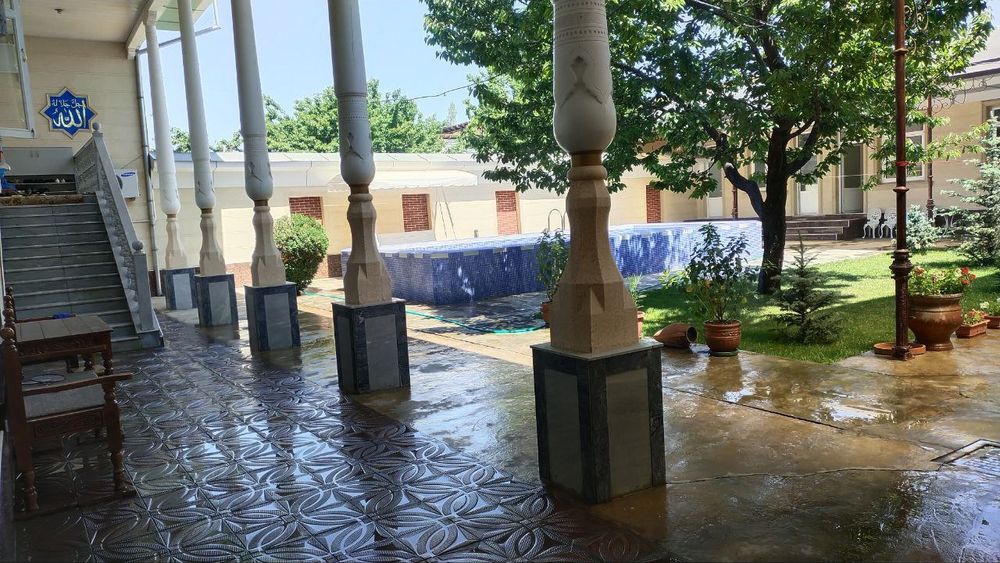 Назарбекда файизли ховли, хамма шароитлар бор, бассейн, микро климет.