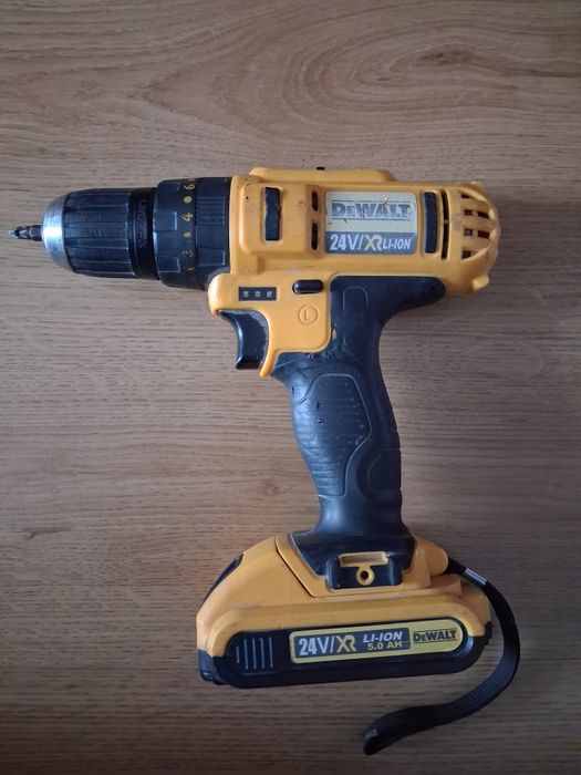 Masină de insurubat DeWalt defectă