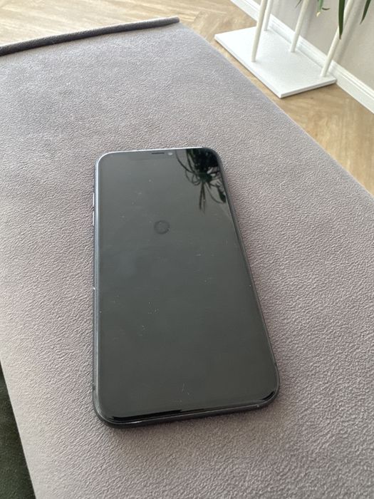 Iphone 11 black.
