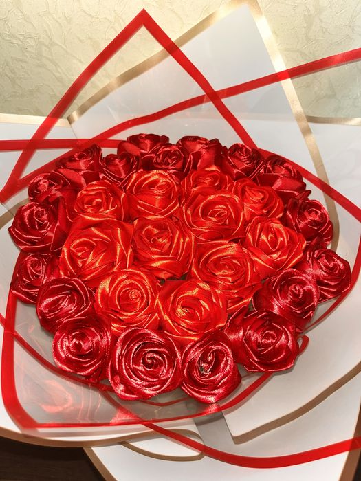 Розы из атласных лент