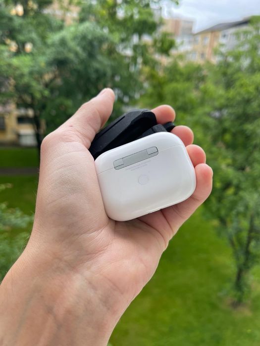 • Apple AirPods Pro  • cu husa •