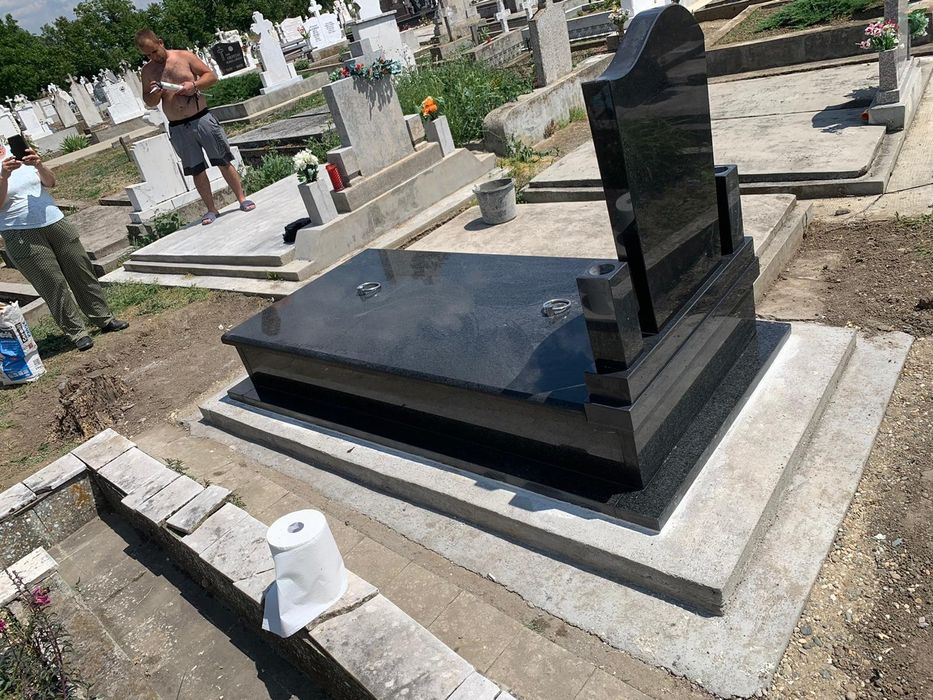 Monumente funerare