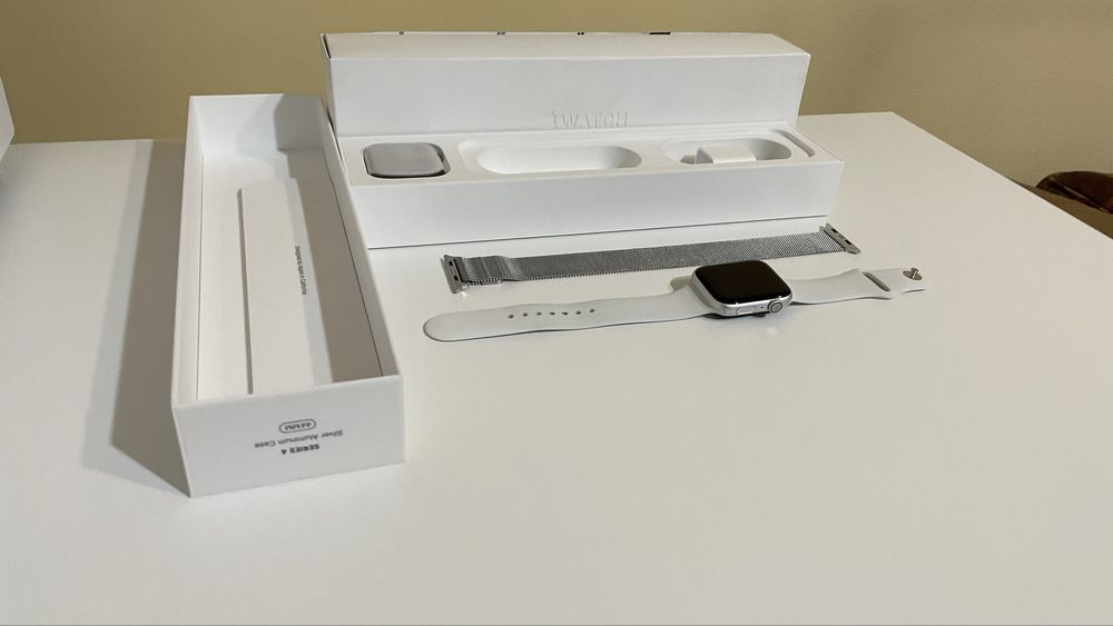 Apple Watch Series 4, 44mm, Silver