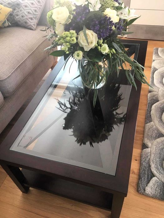 Масивна маса за хол със стъкло