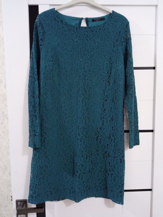 Женское  темно -зеленое платье.