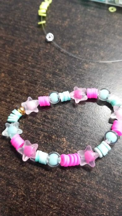 Bratari handmade vesele si colorate!