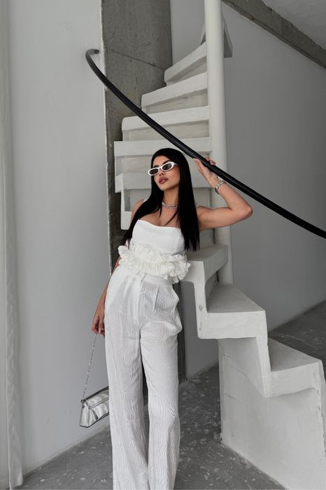 Дамски бял костюм от 3 части – сако, топ и широк панталон