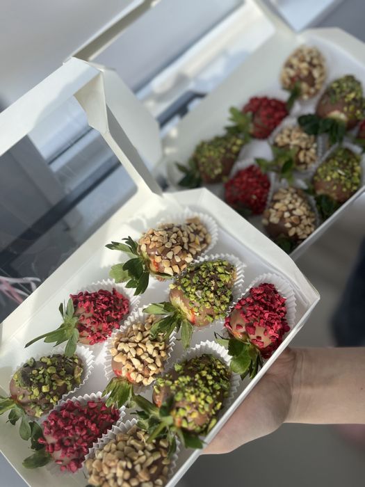 Клубника/финики/банан в шоколаде