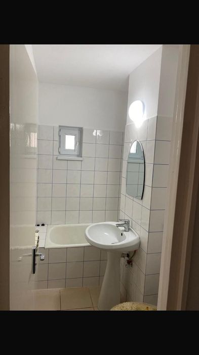 Închiriez garsoniera