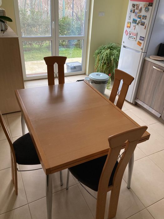 Кухненска маса с четири стола