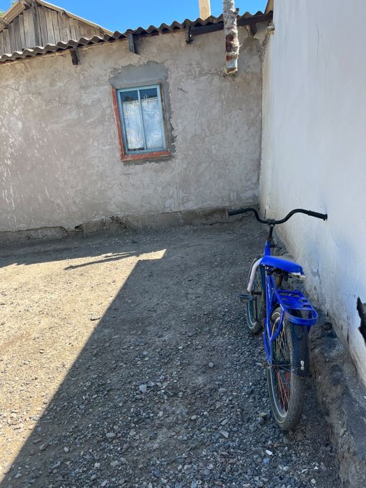 Велик, кейбір жері кішкене бұзылған бірақ жүрп тұр
