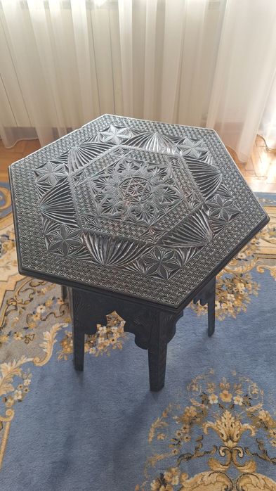 Masă din lemn sculptata manual