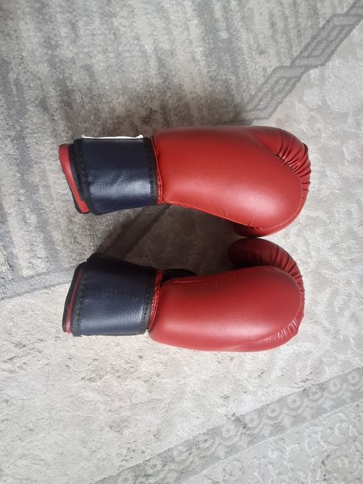 Боксерские перчатки Everlast в отличном состоянии