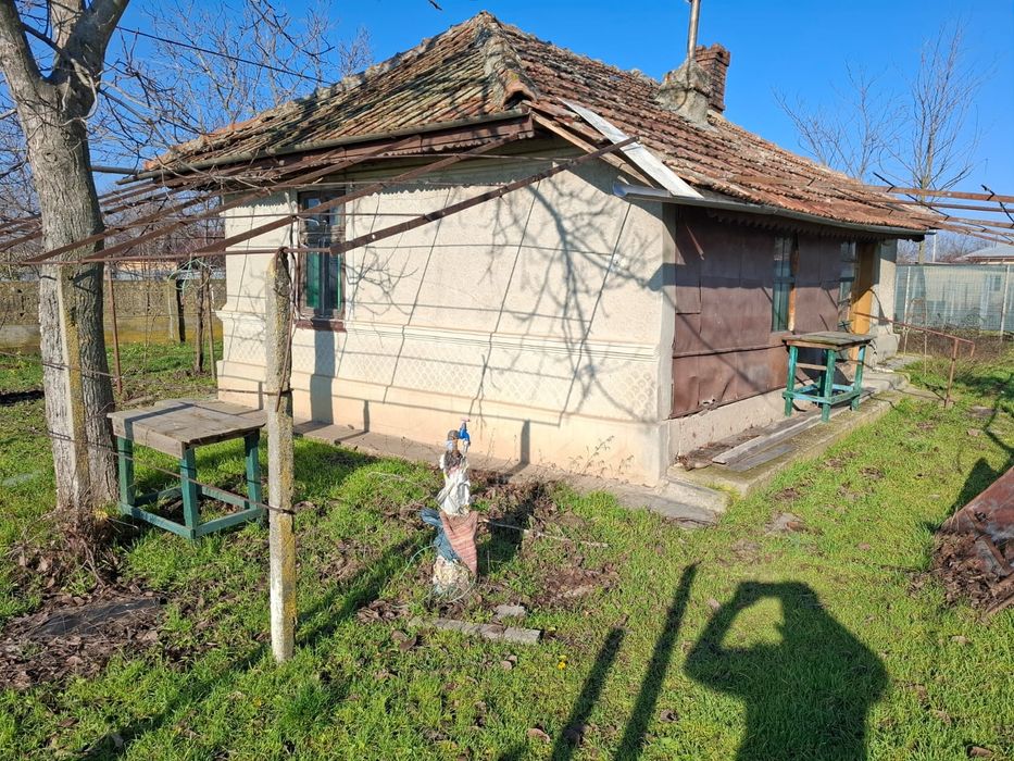 Vând casa la tara