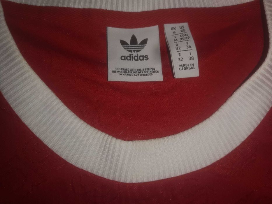 Червен екип Адидас