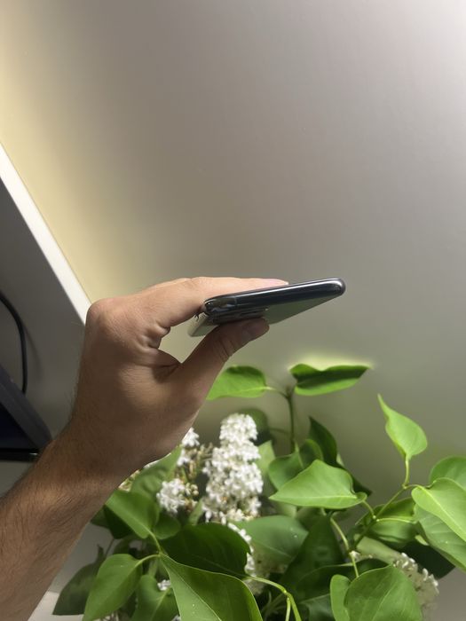 Продам IPhone 11 pro