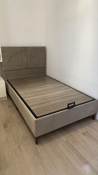 Pat tapițat bej cu ladă de depozitare