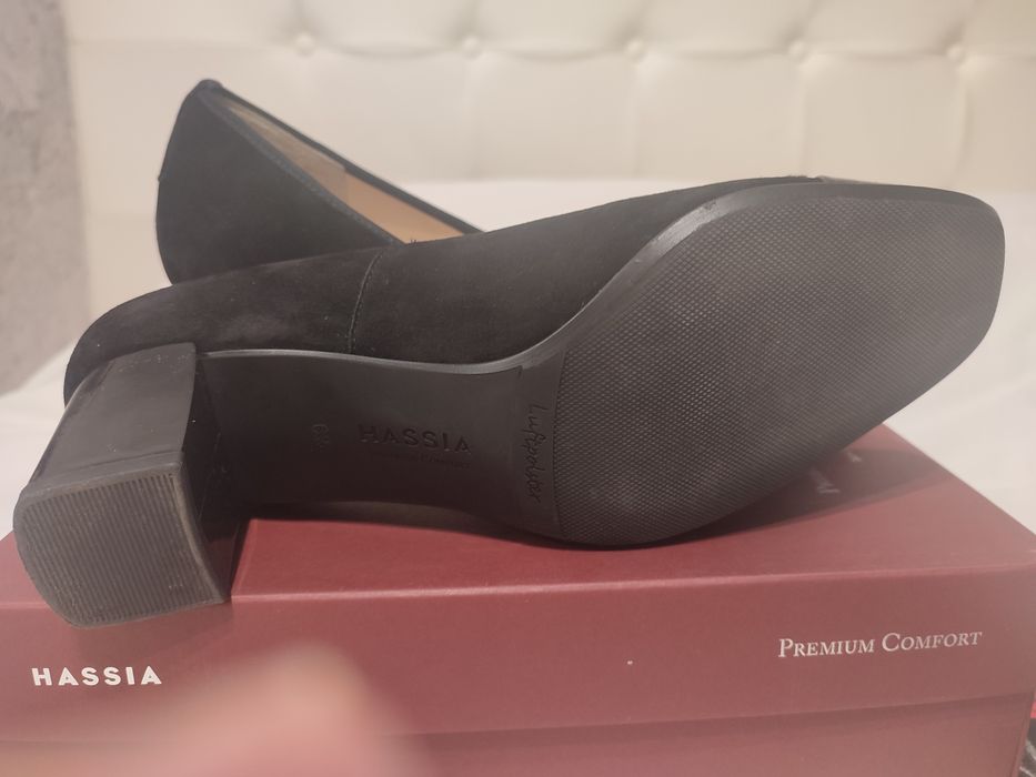 Елегантни черни обувки - лак и велур